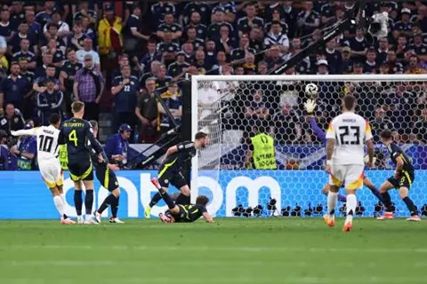 مشجعون اسكتلنديون يتحدون المنع ويسافرون لمؤازرة منتخبهم ضد بيلاروس